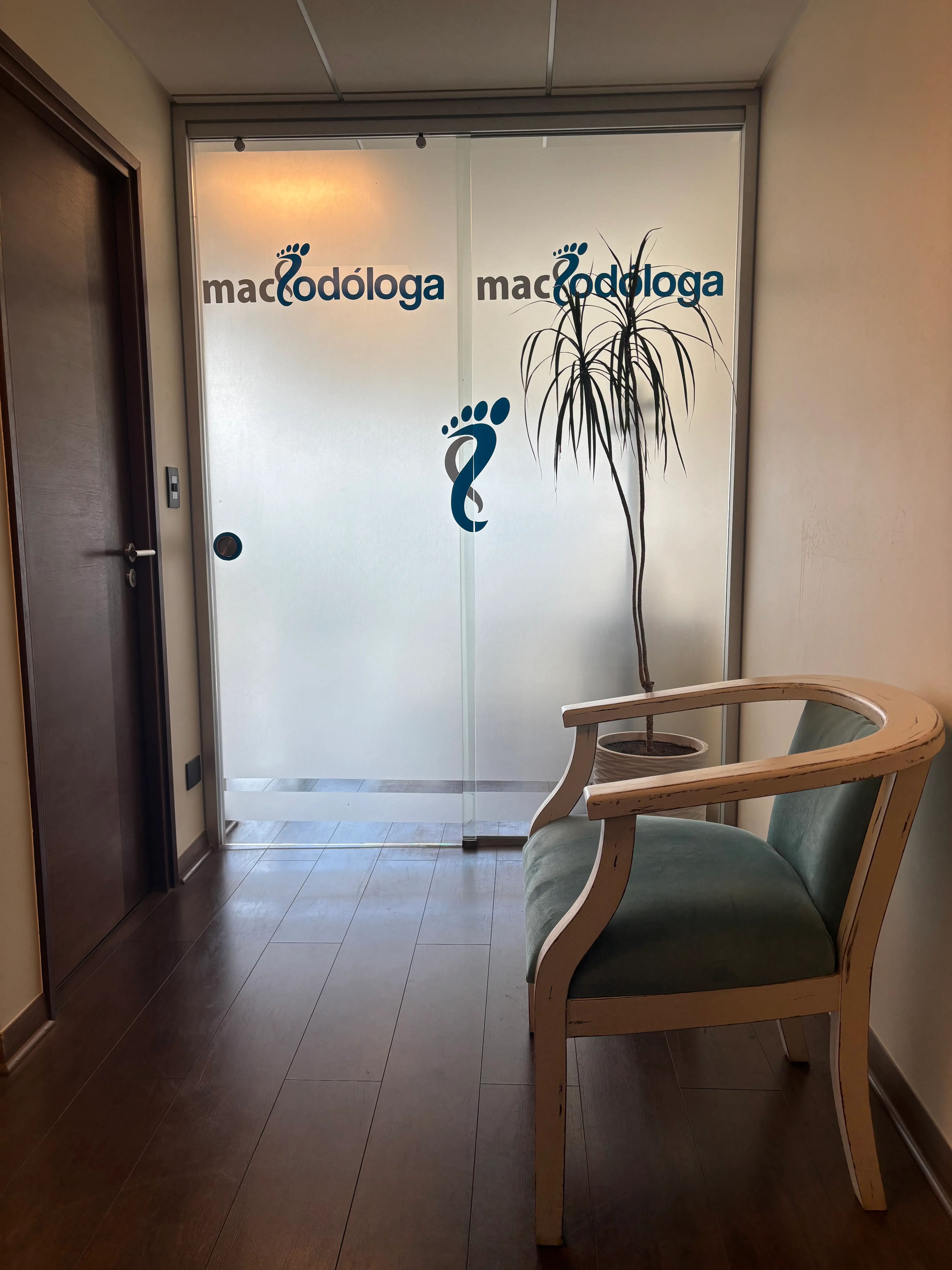 Sala de espera de la consulta de podología clínica Macpodóloga en Temuco